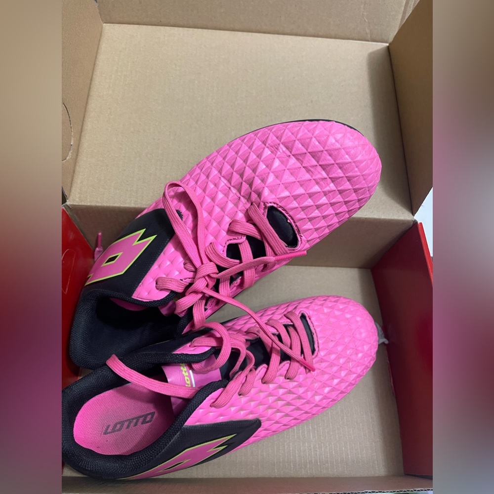 Girls Soccer cleats ⚽️ - Picture 5 of 5